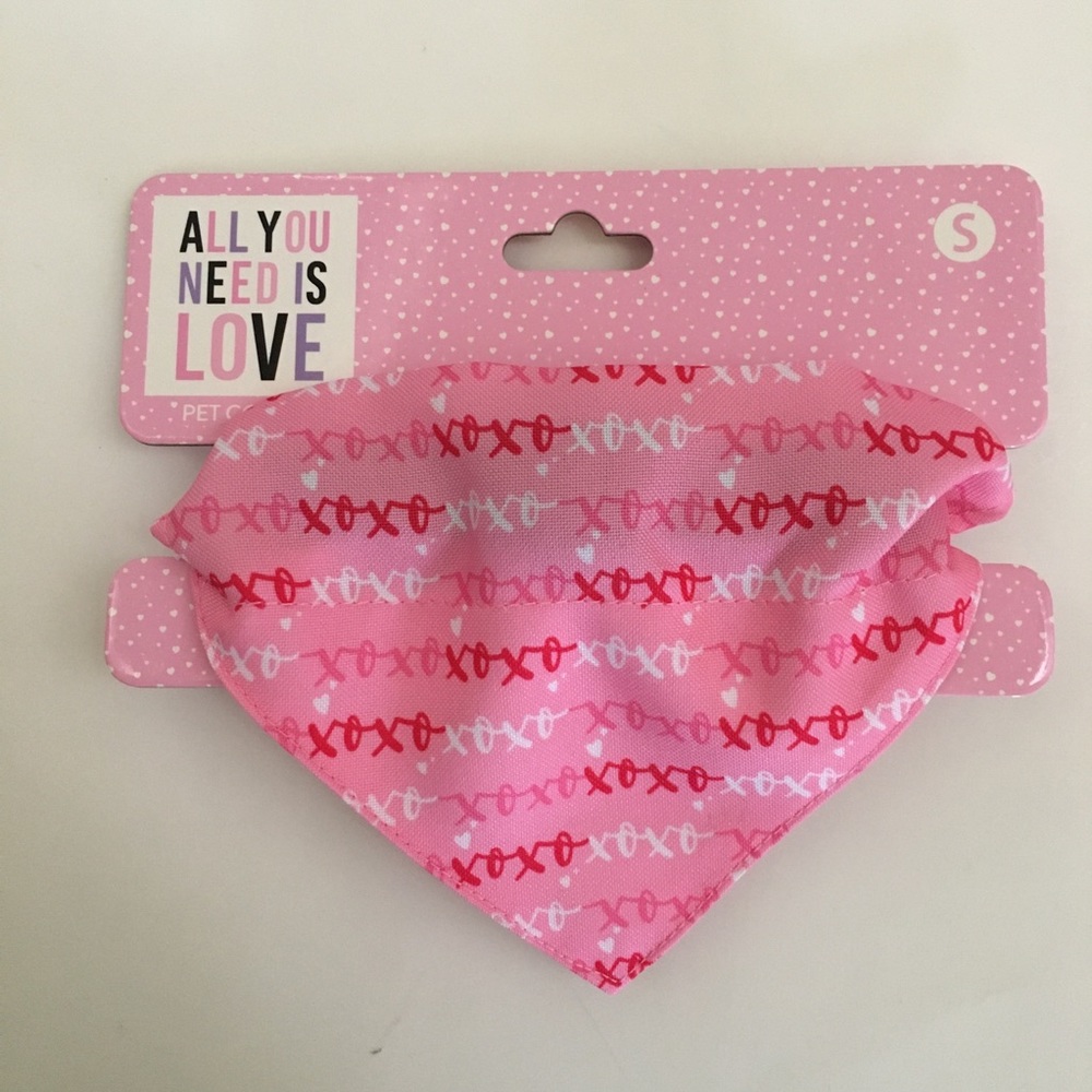 NEW (S) Dog Bandana Valentines X’s and O’s Hugs and Kisses All You Need is Love